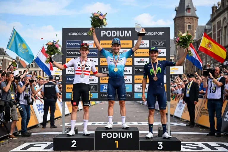 Podio de ciclismo con tres corredores en el podio de una carrera profesional