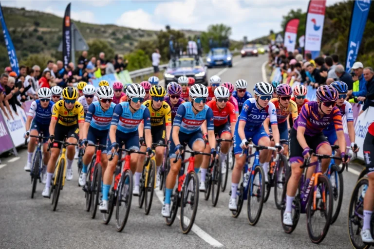 Pelotón femenino compitiendo en una carrera profesional